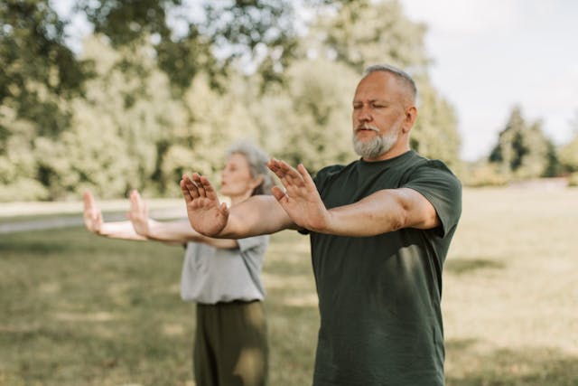 Personas haciendo Tai Chi