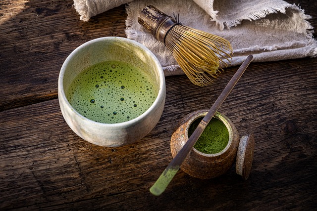 Imagen de un té matcha con sus accesorios como el chasen