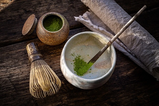 Imagen del té matcha y los accesorios para su elaboración