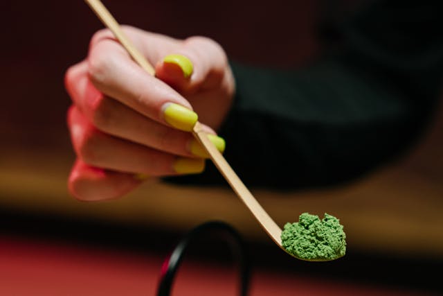 Muestra de té matcha ceremonial de Atsumi Naturals