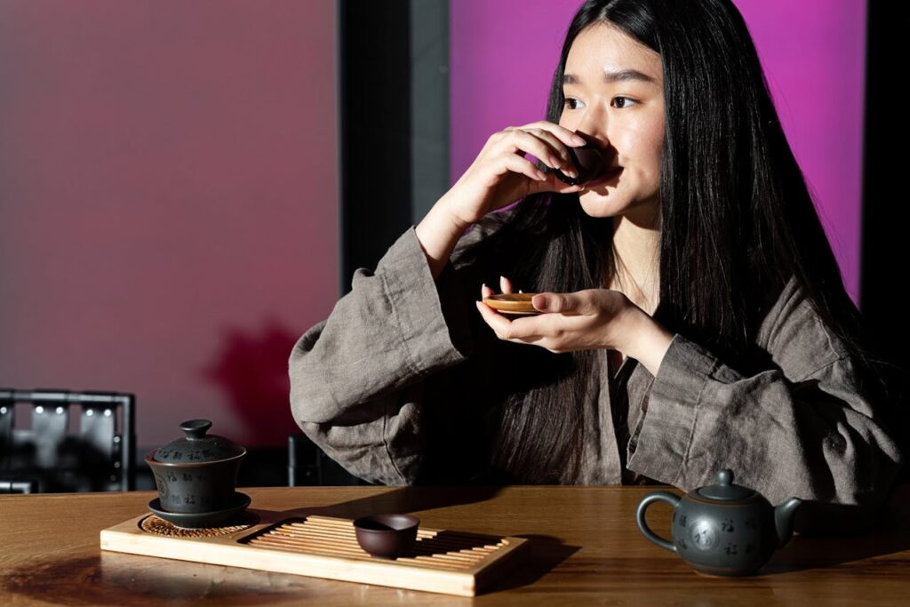 Mujer bebiendo té matcha