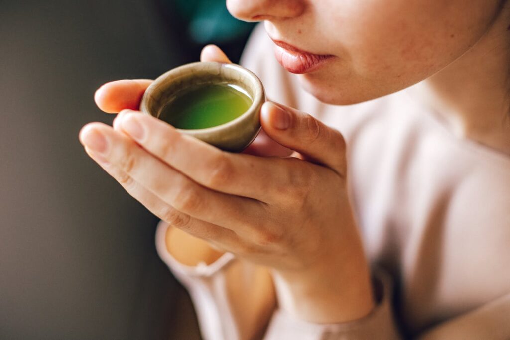 Mujer bebiendo té matcha ceremonial de Atsumi Naturals