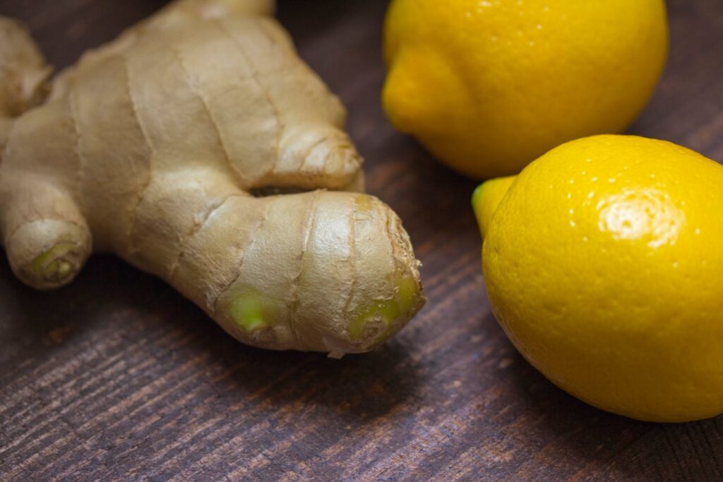 jengibre y limón como alternativa al té matcha con zumo de naranja