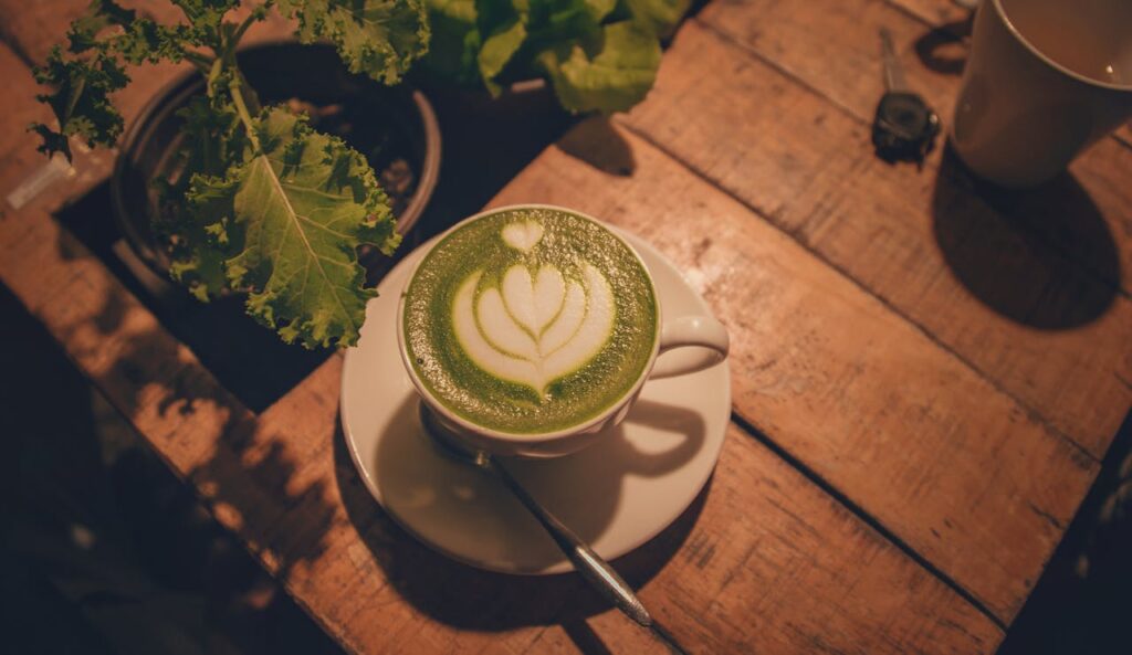 taza de té matcha nocturno